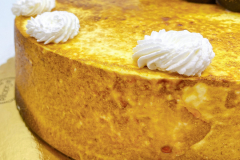 Flambé . Nuestra especialidad, deliciosa tarta de nata y bizcocho en su interior, terminada de merengue flameado